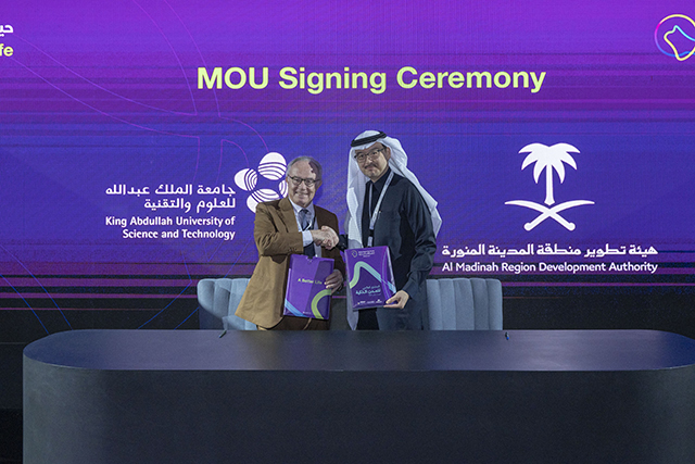 -Prof.-Pierre-Magistretti-and-Eng.-Abdulrahman-Ibrahim-at-the-MoU-signing